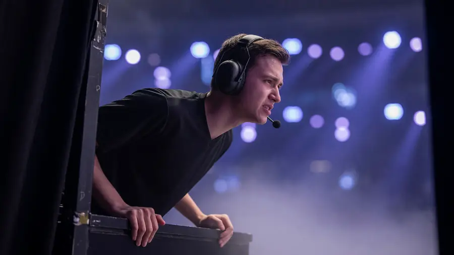 Player leaning into a clutch round from stage wing